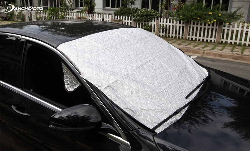 Tấm chắn nắng kính lái ô tô giúp bạn có một khoang cabin dễ chịu hơn