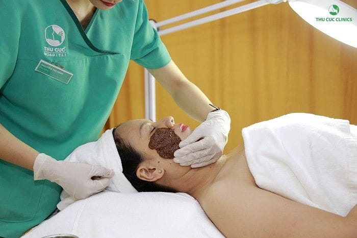 Nhân viên Thu Cúc điều trị, chăm sóc da cho khách hàng