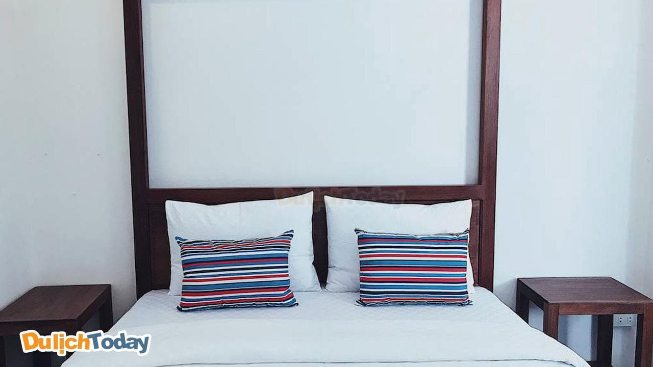 Phòng ngủ với gam màu trắng đơn giản