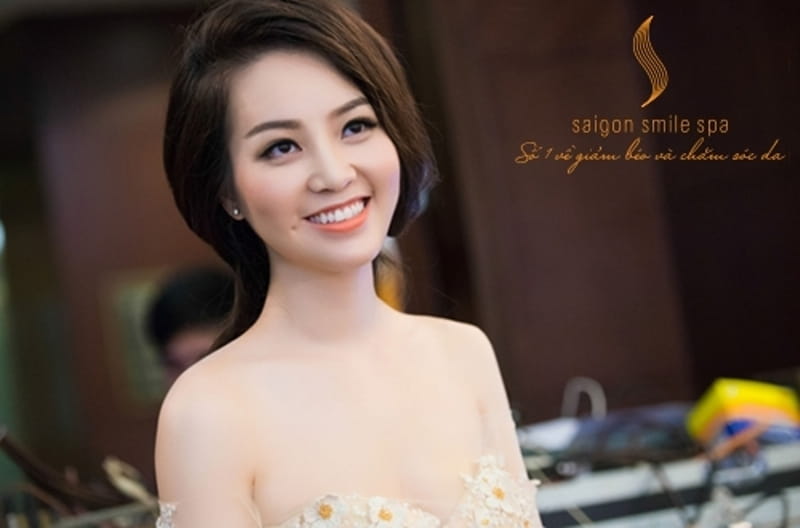 Á hậu Thụy Vân với làn da trắng sáng sau khi tắm trắng tại Saigon Smile