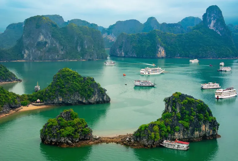 khung canh mot le hoi truyen thong voi dam dong tham gia trong trang phuc dan toc mau sac ruc ro e59fa1bf 1